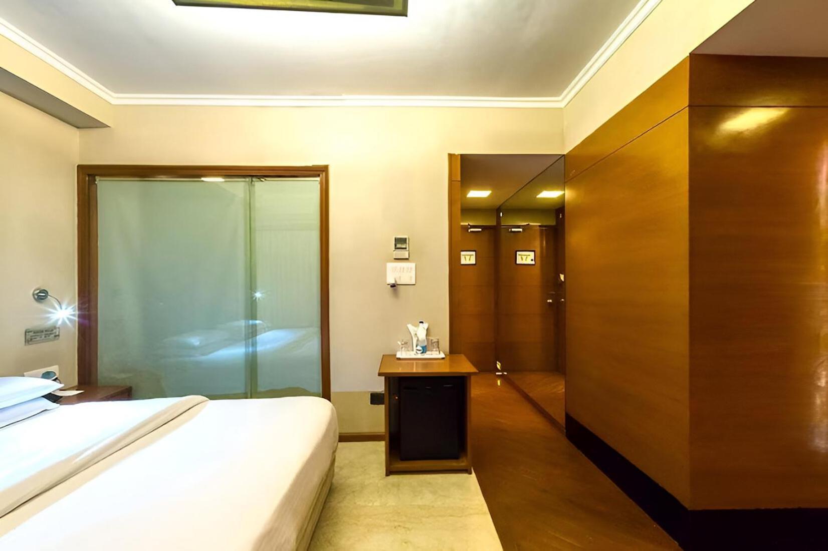Aram Hotel 3*