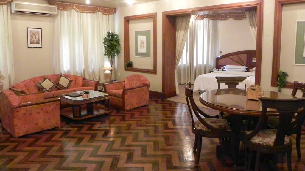 Aram Hotel